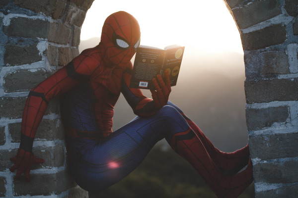 spider-man lit un livre